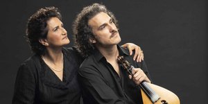 Η Άλκηστις Πρωτοψάλτη αφηγείται και ερμηνεύει Ο Αιμιλιανός Σταματάκης υποδύεται τον Νίκο Ξυλούρη