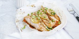 Μπακαλιάρος με λαχανικά στη λαδόκολλα / Φωτογραφία: Unsplash