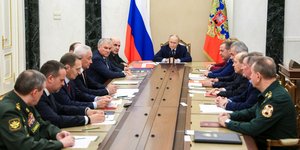 Ο Ρώσος πρόεδρος Βλ. Πούτιν με τους επιτελείς του 