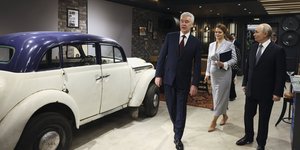 Ο Ρώσος πρόεδρος Βλαντίμιρ Πούτιν με την ανεψιά του, υφυπουργό Άμυνας Άννα Τσιβίλιεβα και τον δήμαρχο της Μόσχας Σομπιάνιν