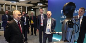 Ρομπότ που λειτουργεί με AI, χορεύει μπροστά στον Βλαντίμιρ Πούτιν