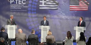 Ράιτ, Παπασταύρου και Μπέργκαμ