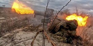 Ρώσοι στρατιώτες χτυπούν την Ουκρανία