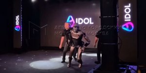 H στιγμή που το ανθρωποειδές ρομπότ σωριάζεται στη σκηνή σε φόρουμ τεχνολογίας στη Μόσχα