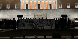Μέλη του Ρουβίκωνα άνοιξαν πανό στο μνημείο του Άγνωστου Στρατιώτη 