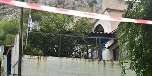 Το σπίτι στη Σαλαμίνα, όπου δολοφονήθηκε άγρια η 75χρονη