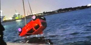 Η ανάσυρση του αυτοκινήτου από τη θάλασσα