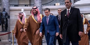 Μοχάμεντ μπιν Σαλμάν και Μάικ Τζόνσον στο Κογκρέσο