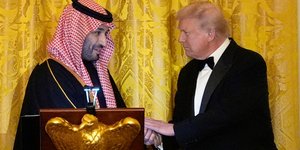 Θερμή χειραψία Μοχάμεντ μπιν Σαλμάν με Ντόναλντ Τραμπ