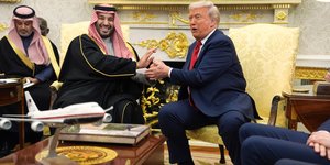 Ντόναλντ Τραμπ (δεξιά) και Μοχάμεντ μπιν Σαλμάν (αριστερά) 