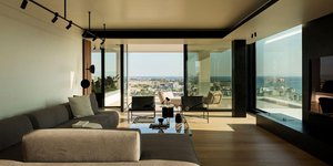 Το σπίτι στον Άλιμο που μοιάζει να αιωρείται πάνω από τον Σαρωνικό