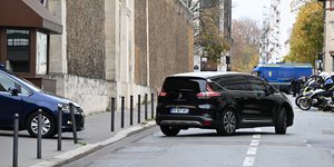 Το αυτοκίνητο που μεταφέρει τον Νικολά Σαρκοζί εξέρχεται της φυλακής La Santé του Παρισιού 