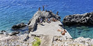 Η απόφαση να εμπιστευθεί κανείς την τεχνητή νοημοσύνη για τον προγραμματισμό των διακοπών του μοιάζει με αστείο ή πείραμα. Για τη Βρετανίδα συγγραφέα και δημοσιογράφο Σάρλοτ Μέντελσον, όμως, έγινε πραγματικότητα / INSTAGRAM