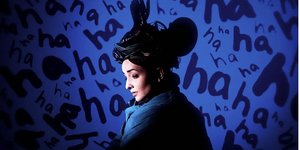 Στην παράστασή της, που ακούει στο παρατεταμένο και σχεδόν νευρώδες hahahahahahaha, η κωμωδία λειτουργεί σαν εργαλείο εξομολόγησης / JULIA MASLI