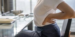 Μια φαινομενικά απλή άσκηση, γνωστή ως «seated salsa», αποκτά ξαφνικά τη φήμη ενός μικρού θαύματος επειδή στοχεύει ακριβώς εκεί όπου ελάχιστες άλλες τεχνικές φτάνουν / GETTY