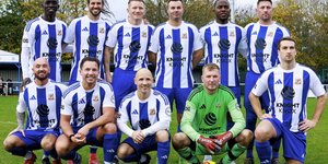 Η ιστορία της ομάδας βετεράνων του Wythenshawe FC μοιάζει με ποδοσφαιρικό παραμύθι που γράφεται στο περιθώριο του επαγγελματικού αθλητισμού, αλλά με πρωταγωνιστές πασίγνωστους αστέρες της Premier League / 