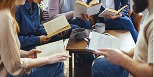 Οι σιωπηλές λέσχες βιβλίου εμφανίζονται ως η πιο απρόσμενη τάση της μεταπανδημικής εποχής / SHUTTERSTOCK