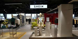 Γιατί η γενιά Z θέλει να σώσει τον πλανήτη αλλά ντύνεται με ρούχα από τα Shein;