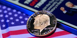 Η προεδρία του Τραμπ —και ιδίως η δεύτερη θητεία του στον Λευκό Οίκο— δημιούργησε ένα από τα πιο περίπλοκα και αντιφατικά οικονομικά οικοσυστήματα στην ιστορία της αμερικανικής πολιτικής / SHUTTERSTOCK