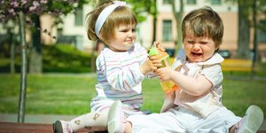 Όσο πιο πολύ ερμηνεύουμε το «γιατί» πίσω από την πράξη, τόσο λιγότερο απειλητική είναι στην καθημερινότητά μας / SHUTTERSTOCK 