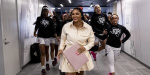 Σίντνεϊ Κάρτερ, η ντίβα της προπονητικής: Μπάσκετ, πανύψηλα τακούνια και εντυπωσιακά φορέματα