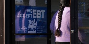 Άποροι Αμερικανοί λαμβάνουν τρόφιμα μέσω του προγράμματος SNAP 