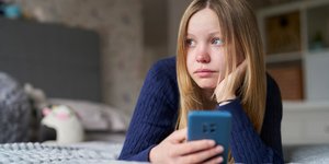 Έφηβη με κινητό