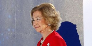 Η βασίλισσα Σοφία δίνει masterclass στο πώς φοριέται το κόκκινο κοστούμι