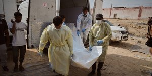 Υγειονομικό προσωπικό στη Γάζα παραλαμβάνει σορούς που έφτασαν από το Ισραήλ