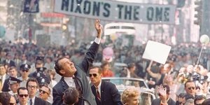 Ο Ρίτσαρντ Νίξον σε προεκλογική εκστρατεία στη Φιλαδέλφεια της Πενσυλβάνια, στην οδό Chestnut, τον Σεπτέμβριο του 1968