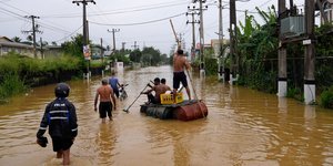 Πολίτες μετακινούνται με φουσκωτά στη Σρι Λάνκα