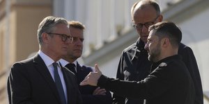 Οι ηγέτες της Βρετανίας, της Γαλλίας και της Γερμανίας, Στάρμερ, Μακρόν και Μερτς, με τον Ουκρανό πρόεδρο Βολοντίμιρ Ζελένσκι 