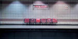 Καθίσματα στον σταθμό του μετρό στον Νέο Κόσμο