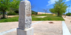 Αρχαία στήλη για χιλιομετρική απόσταση