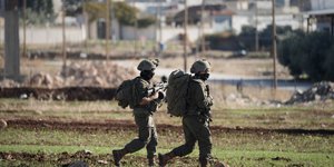 στρατιωτες