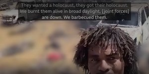 Καρέ από βίντεο που φαίνεται να ανήρτησαν παραστρατιωτικοί στο Σουδάν, στο οποίο καμαρώνουν για εκατοντάδες θανάτους