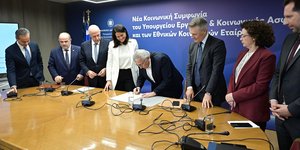 Η Νίκη Κεραμέως με τους εκπροσώπους των εταίρων υπογράφουν τη συμφωνία για τις συλλογικές συμβάσεις