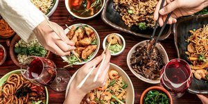 Οι γαστρονομικές τάσεις του 2026 προμηνύονται πιο εκκεντρικές, πιο παιχνιδιάρικες και πιο «πολυτελώς καθημερινές» από ποτέ / SHUTTERSTOCK