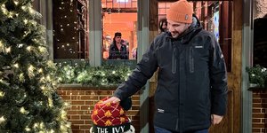 Ο Τάσος Αντωνίου στο στολισμένο Λονδίνο