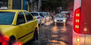 Βροχή και κίνηση στο κέντρο