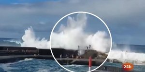 Η στιγμή που τεράστια κύματα παρασέρνουν ανθρώπους σε προκυμαία στην Τενερίφη 