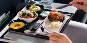 Το ταξίδι του αεροπορικού γεύματος είναι πιο περίπλοκο απ’ όσο φανταζόμαστε / SHUTTERSTOCK