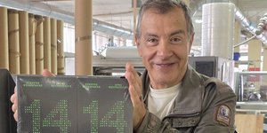 O Σταύρος Θεοδωράκης με το νέο του βιβλίο