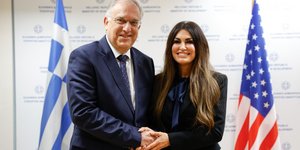 Ο υπουργός Ανάπτυξης Τάκης Θεοδωρικάκος με την πρέσβη των ΗΠΑ Κίμπερλι Γκίλφοϊλ