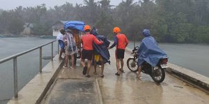 Ο υπερτυφώνας σαρώνει τις Φιλιππίνες