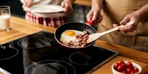 Αυγό και μπέικον σε τηγάνι