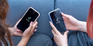 Έφηβα κορίτσια χρησιμοποιούν το TikTok στα κινητά τους