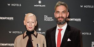 Η Τίλντα Σουίντον σε σπάνια εμφάνιση με τον σύντροφό της, Σάντρο Κοπ, στο Λονδίνο