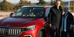 O Ερντογάν με τη σύζυγό του δίπλα στο αυτοκίνητο της Togg
