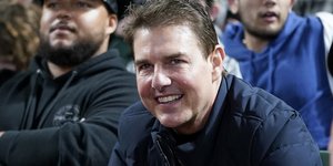 Ο Τομ Κρουζ σε αγώνα μπέιζμπολ στο Σαν Φρανσίσκο, τον Οκτώβριο του 2021, όπου η εμφάνισή του προκάλεσε σχόλια για τις αλλαγές στο πρόσωπό του.